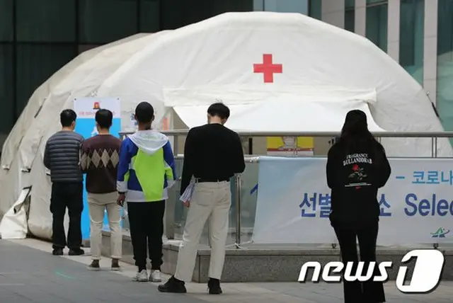 10日、韓国ソウルの保健所に設置された選別診療所を訪れた市民たち（提供:news1）
