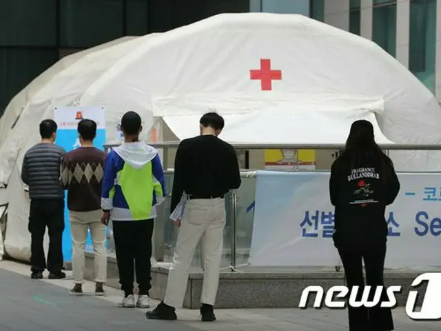 10日、韓国ソウルの保健所に設置された選別診療所を訪れた市民たち（提供:news1）