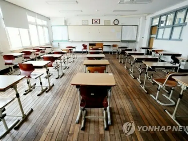 ソウル市内の高校の教室。机が間隔を空けて１列ずつ並べられている（資料写真）＝（聯合ニュース）