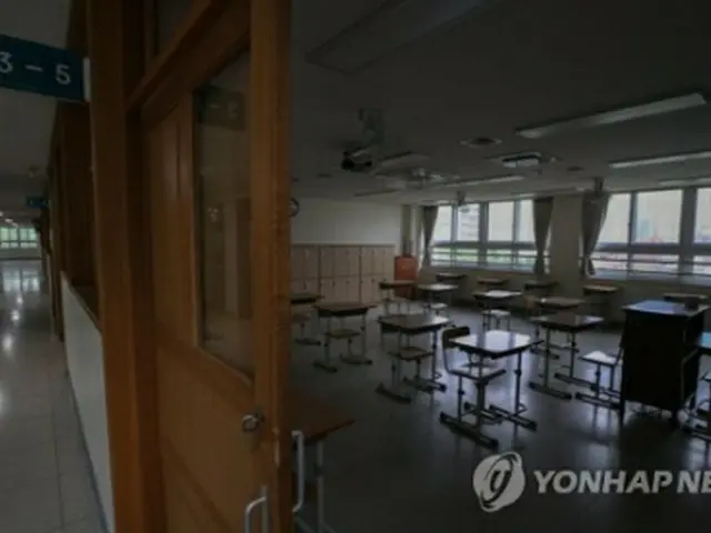 ソウル市内の高校の教室。机が間隔を空けて並べられている（資料写真）＝（聯合ニュース）