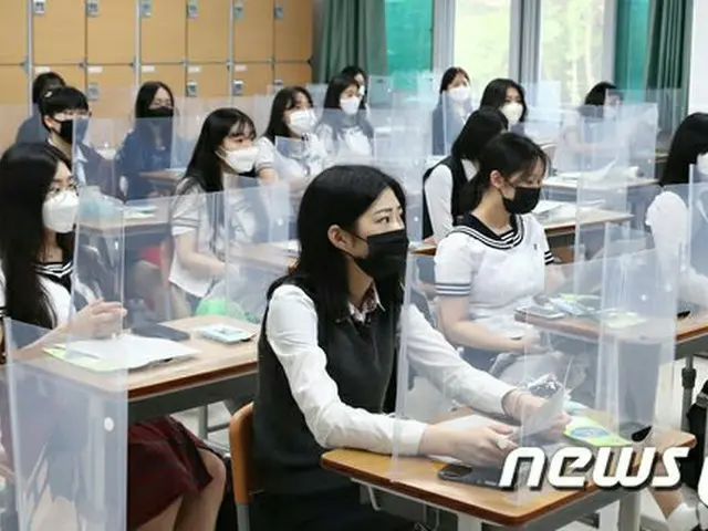 変わる学校生活…机上にはクリアボード、ハイタッチの代わりにグータッチ＝韓国（画像:news1）