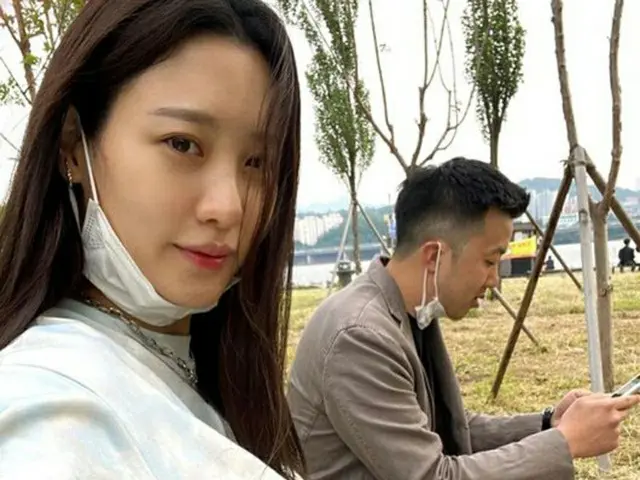 女優のスヒョン、夫のチャ・ミングン氏と週末漢江デート…妊娠発表後も美しさは相変わらず（提供:OSEN）