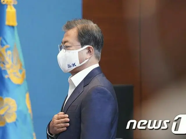 韓国の文大統領は国務会議に「価値を買おう“ブランド（BRAND） K”」という文字の入った綿マスクをつけて登場した（提供:news1）