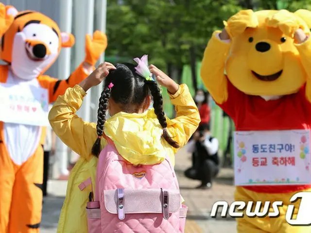 韓国の小学校教員ら、”着ぐるみ”姿で児童を迎える 「登校、おめでとう」（画像提供:news1）