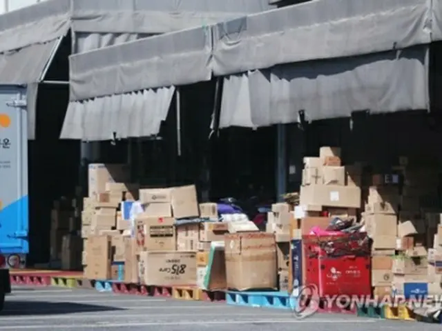 感染者の発生により一時閉鎖された宅配大手の市内の拠点に、配達待ちの荷物が積み重なっている＝11日、ソウル（聯合ニュース）