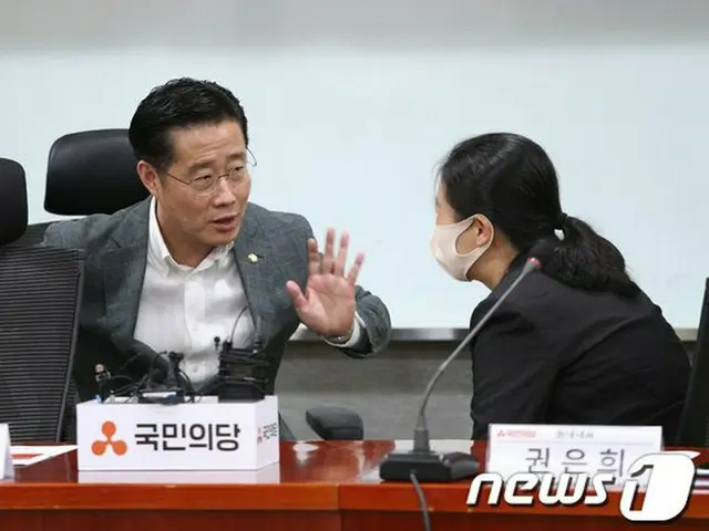 韓国野党“国民の党”院内代表が、国会議員会館での最高委員会で対話をしている（提供:news1）