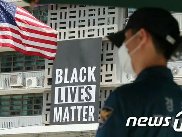 駐韓米国大使館に大型の垂れ幕…「黒人の命も尊い」（提供:news1）