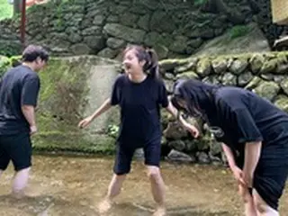 女優カン・ソラ、渓谷で友人とミニ休暇…素顔でも驚くビジュアル