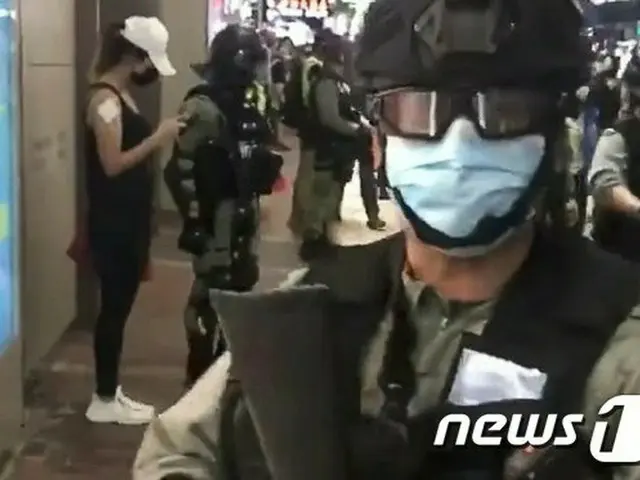 香港市民によるデモを取り締まる香港警察（提供:news1）