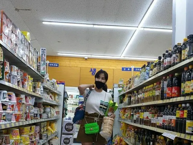 女優コ・ソヨンがマートにて買い物する姿を公開した。（提供:OSEN）