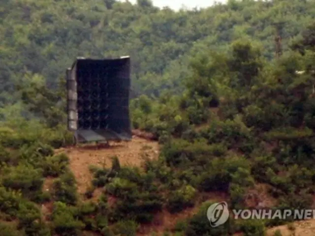 南北軍事境界線に近い韓国・仁川市江華郡から見た２３日午前の北朝鮮側の様子。北朝鮮が最前線地域に宣伝放送用の拡声器を再設置したことが確認できる＝２３日、仁川（聯合ニュース）