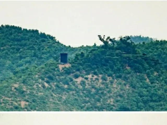 韓国・仁川の平和展望台から眺めた北朝鮮・黄海北道の山中に設置された拡声器（上）が24日には撤去された（下）＝24日、仁川（聯合ニュース）