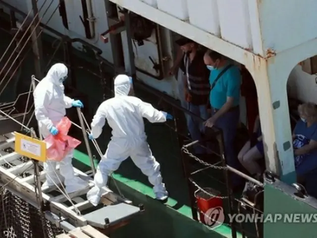 新型コロナウイルスの集団感染が確認されたロシア船＝（聯合ニュース）