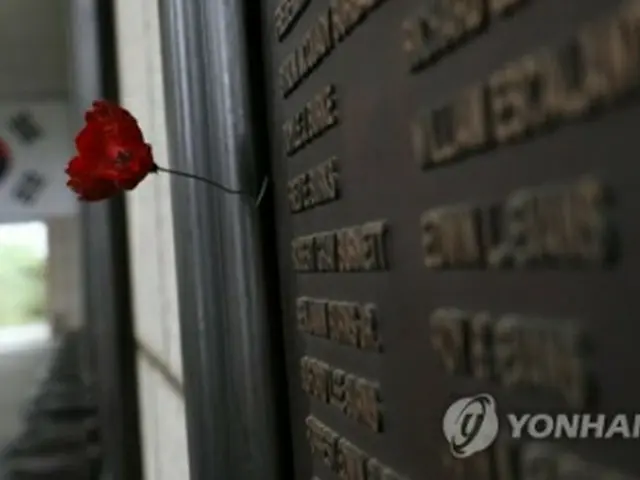 朝鮮戦争勃発から７０年を迎え、ソウルの戦争記念館の参戦者追悼碑に花が手向けられている＝（聯合ニュース）