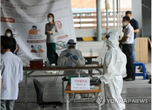 韓国南西部・光州の駐車場に設けられた新型コロナウイルスの診療所を、市民が検査のため続々と訪れている。先週末に光州と近隣の全羅南道では１２人の新型コロナ感染者が新たに確認された＝２９日、光州（聯合ニュース）