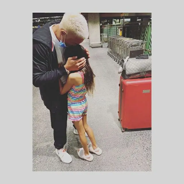 秋山成勲選手、空港で娘のサランちゃんと涙の別れ「ずっと泣いている…愛してるよ」（提供:OSEN）