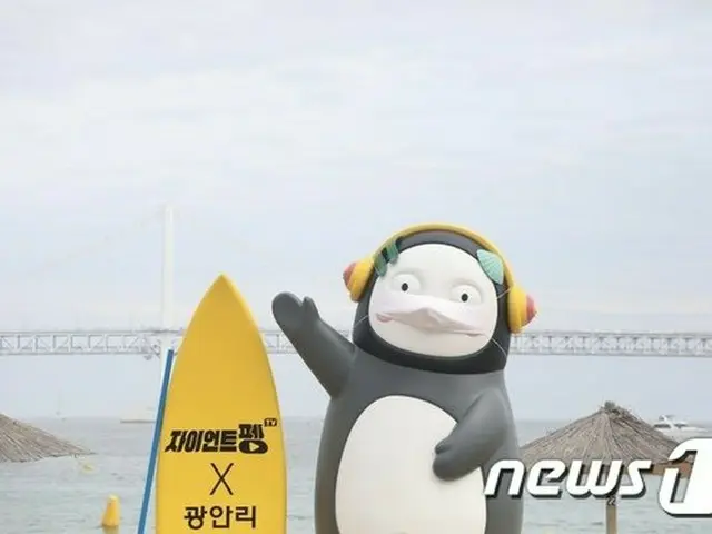 韓国釜山の海水浴場で人気キャラクターがマスクをしている状態で、利用施設でのマスク着用を促している（提供:news1）