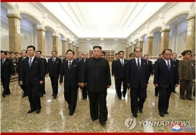朝鮮中央通信は金委員長が錦繍山太陽宮殿を参拝したと伝えた（同通信ホームページから）=（聯合ニュース）≪転載・転用禁止≫