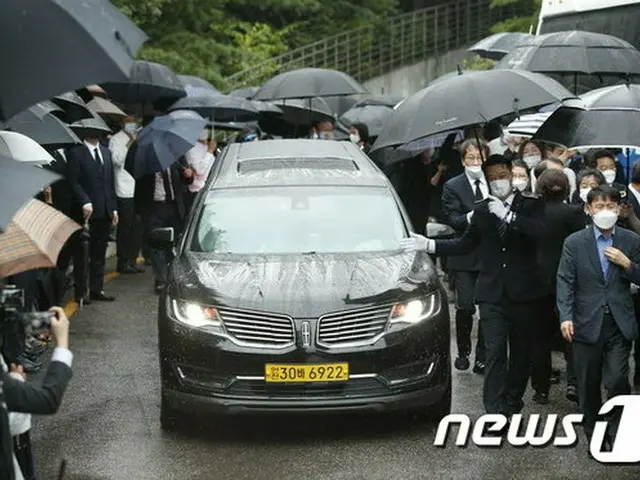 故ソウル市長、雨の中出棺＝霊柩車はソウル広場へ（提供:news1）