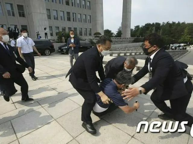 「共産主義者！」「偽善者！」...韓国の国会を出る文在寅大統領に50代の男性が靴を投げる（提供:news1）