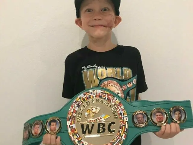 WBC、猛犬から妹を救った「6歳の少年」にチャンピオンベルト授与（画像:WBCのフェイスブックより）