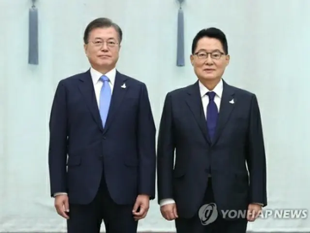 任命状の授与後、記念撮影する文大統領（左）と朴氏＝２９日、ソウル（聯合ニュース）