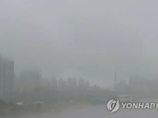 豪雨に見舞われたソウル＝２日、ソウル（聯合ニュース）