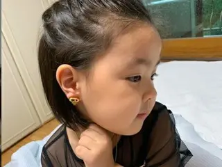 女優イ・ユンジの娘ラニ、イヤリングをつけて6歳のエレガンス…どこで学んだの？