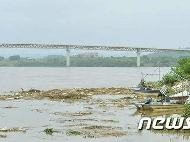 北朝鮮の黄江ダムの放流により、韓国の坡州市の川に操業を中断した船が停泊している（提供:news1）