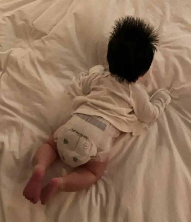 女優ヤン・ミラ、生後2か月経った息子の後ろ姿公開…「致命的な君の後頭部」（提供:OSEN）