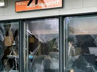 KBS、生放送中のラジオオープンスタジオでガラス窓が割られる事件…人命被害なしでも衝撃的な現場