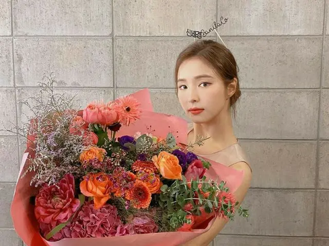 女優シン・セギョン、顔の倍以上の大きな花束を持ち「プレゼントでいただきました」…可憐な美しさがまぶしい（提供:OSEN）