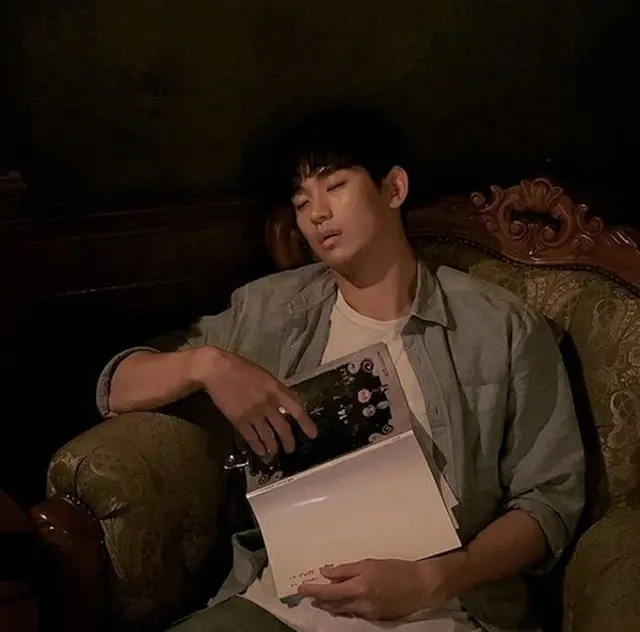 俳優キム・スヒョン、ドラマ現場で台本持ってウトウト…どれだけ疲れているの？（提供:OSEN）