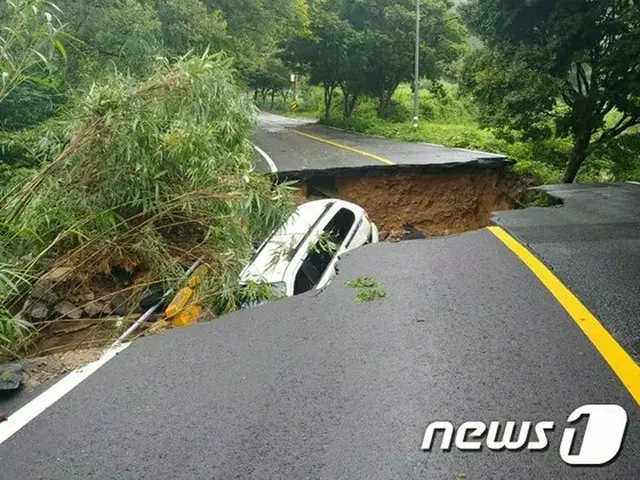 去る8日午前、韓国の光州で豪雨により道路が寸断されている様子（提供:news1）