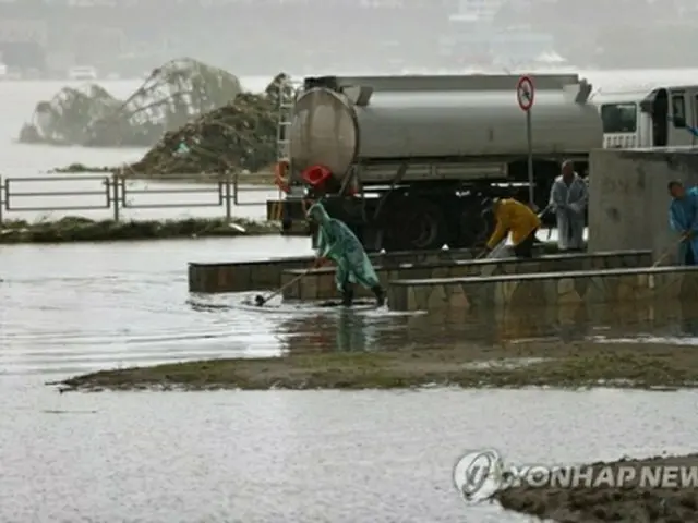 水につかったソウルの潜水橋。９日午前、復旧作業が行われている＝（聯合ニュース）