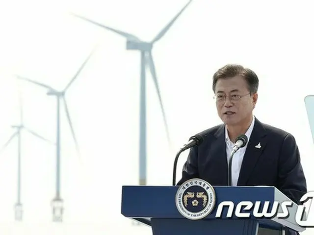 韓国 全羅北道の海上風力実証団地でのグリーンエネルギーの行事で挨拶している文在寅 韓国大統領（提供:news1）