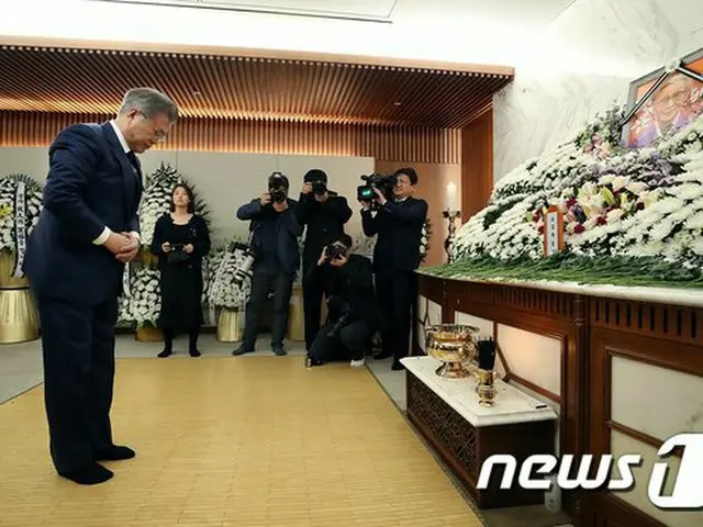 文在寅 韓国大統領は昨年1月、亡くなった元慰安婦の弔問に訪れた（提供:news1）