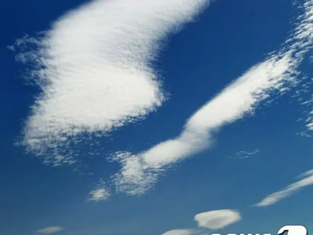 8月15日の光復節を迎える前日の14日、朝鮮半島と日本列島の形に似た雲がみえた（提供:news1）