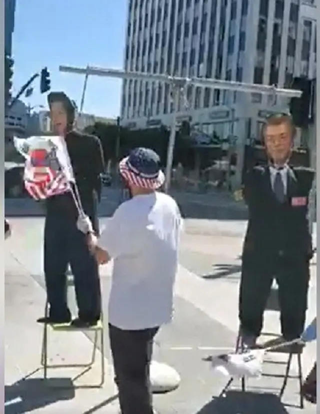 米国LAのコリアタウンで、韓国のチョ・グク前法相と文在寅大統領の人形が叩かれている（提供:news1）