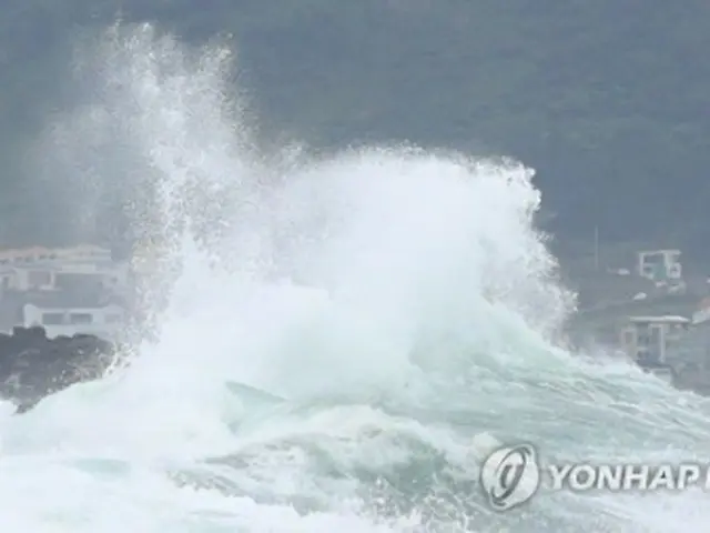 台風の接近で荒れる済州島の海＝25日、西帰浦（聯合ニュース）