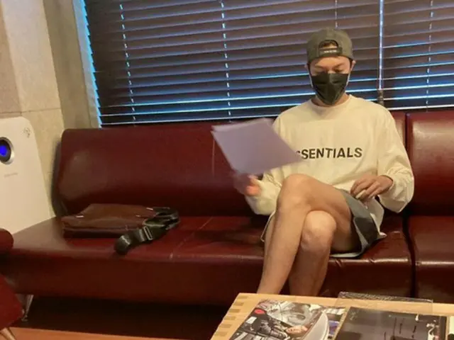 【トピック】俳優イ・ミンホ、働く男のセクシーな姿…帽子とマスクでも隠せないビジュアル（画像提供:wowkorea）