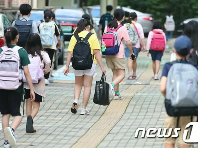 テグ（大邱）のある小学校の児童たちが14日登校している様子。（画像提供:wowkorea）