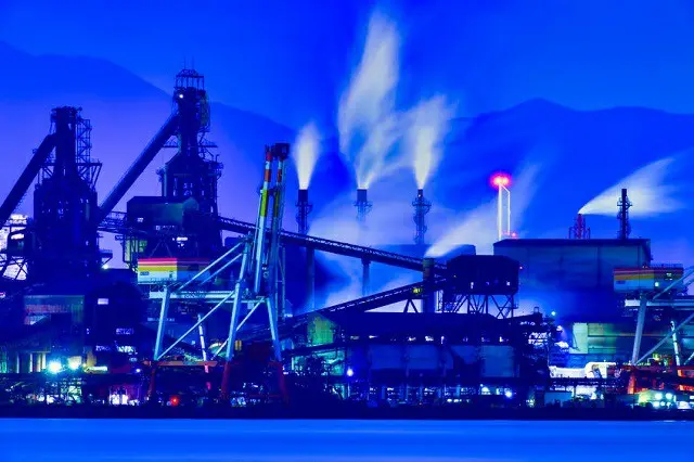 夜の鉄鋼工場、24時間稼働する体制で夜にも止まらない。（画像提供:wowkorea）