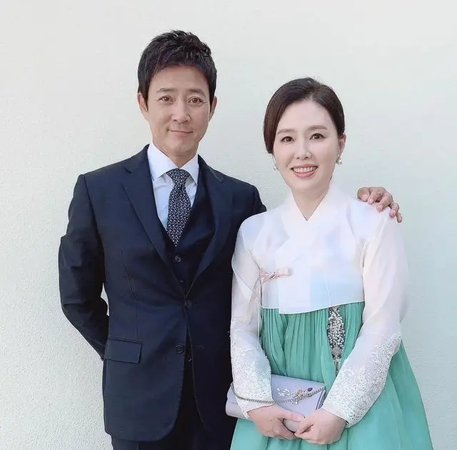 俳優チェ・スジョンと妻で女優のハ・ヒラ、韓服を着て甥っ子の結婚式に参加（画像提供:wowkorea）