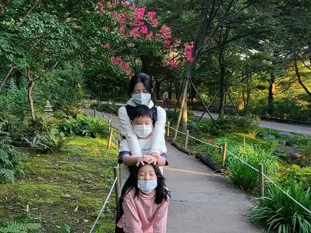 【トピック】女優イ・ヨンエ、双子の子どもたちとの幸せ日常写真が話題（画像提供:wowkorea）
