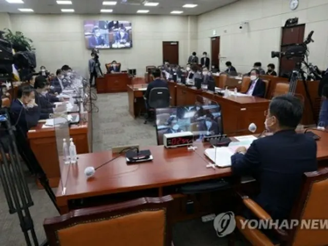 国会国防委員会では徐旭（ソ・ウク）国防部長官が北朝鮮軍による韓国人射殺事件について答弁した＝２４日、ソウル（聯合ニュース）