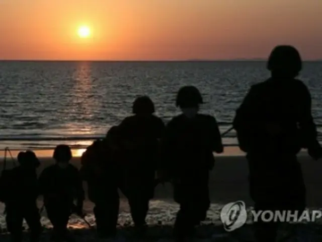 北朝鮮に近い大延坪島の海岸を巡察する海兵隊（資料写真）＝27日、延坪島（聯合ニュース）