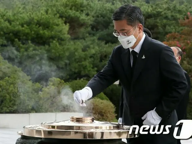 ソ・ウク韓国国防相は去る25日 国軍の日を前に、ソウルの国立顕忠院を訪れ参拝をした（画像提供:wowkorea）