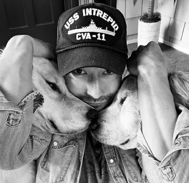 俳優ダニエル・へニー、愛犬と幸せな日常…豊かな髭すら魅力的（画像提供:wowkorea）