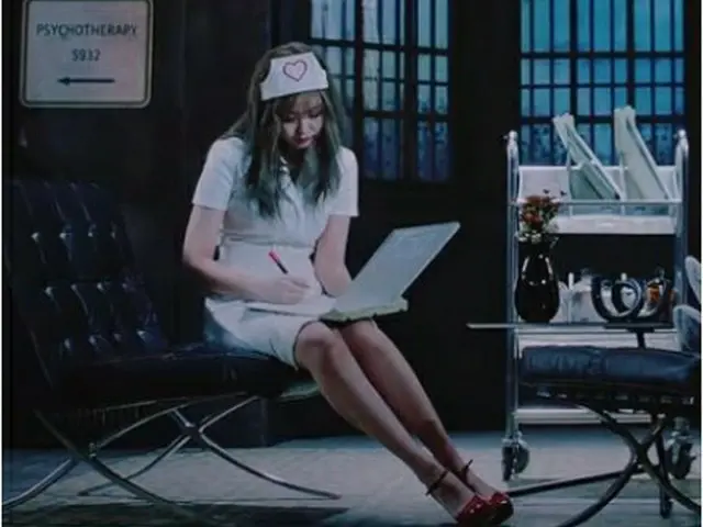 「Ｌｏｖｅｓｉｃｋ　Ｇｉｒｌｓ」のミュージックビデオで、ジェニーが看護師を演じるシーン（ＹＧエンターテインメント提供）＝（聯合ニュース）≪転載・転用禁止≫